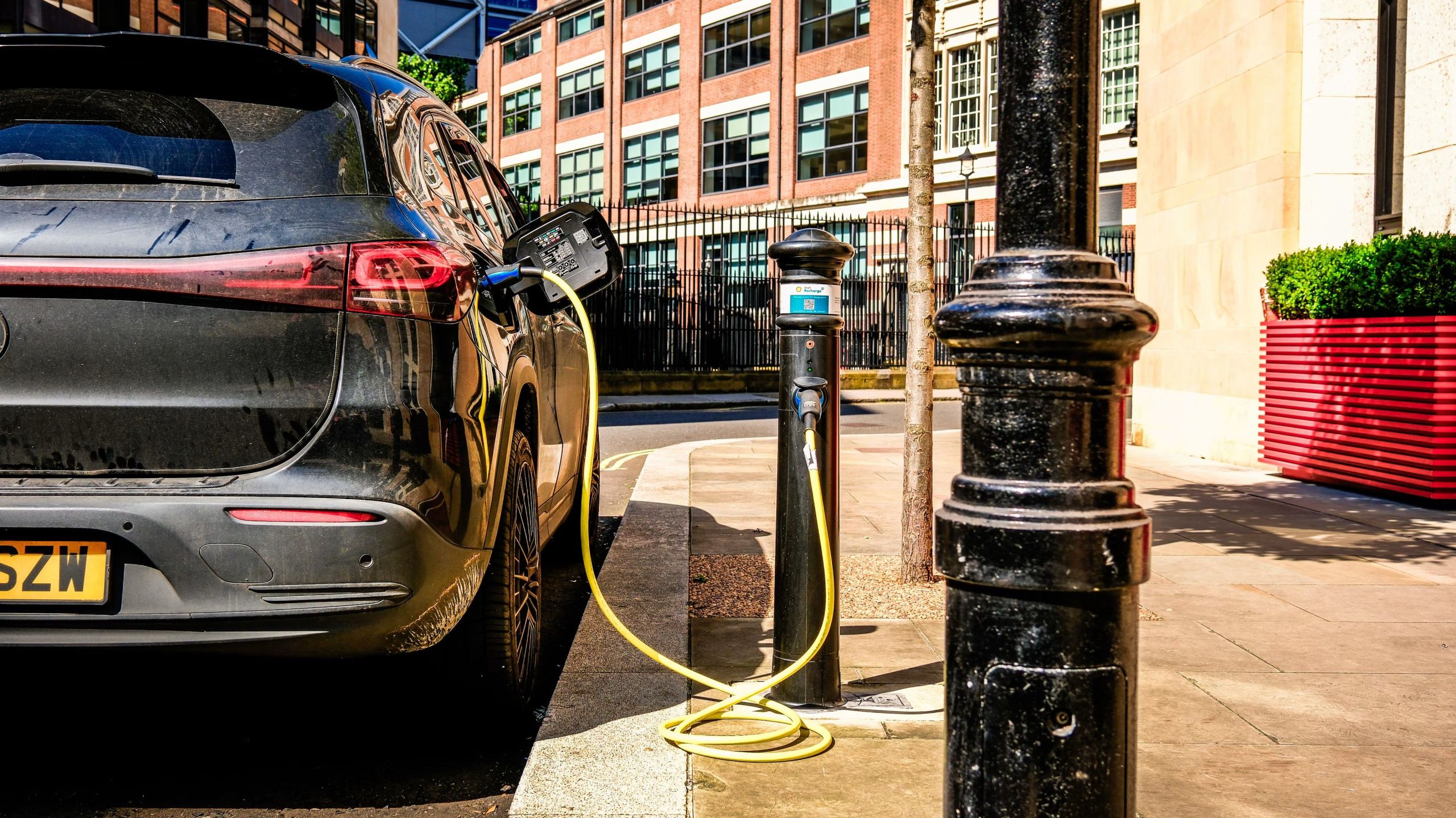 Kiek kainuoja įkrauti elektromobilį 2026 m.: namuose ar viešoje stotelėje?